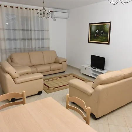 Apartament Iris Sakes
